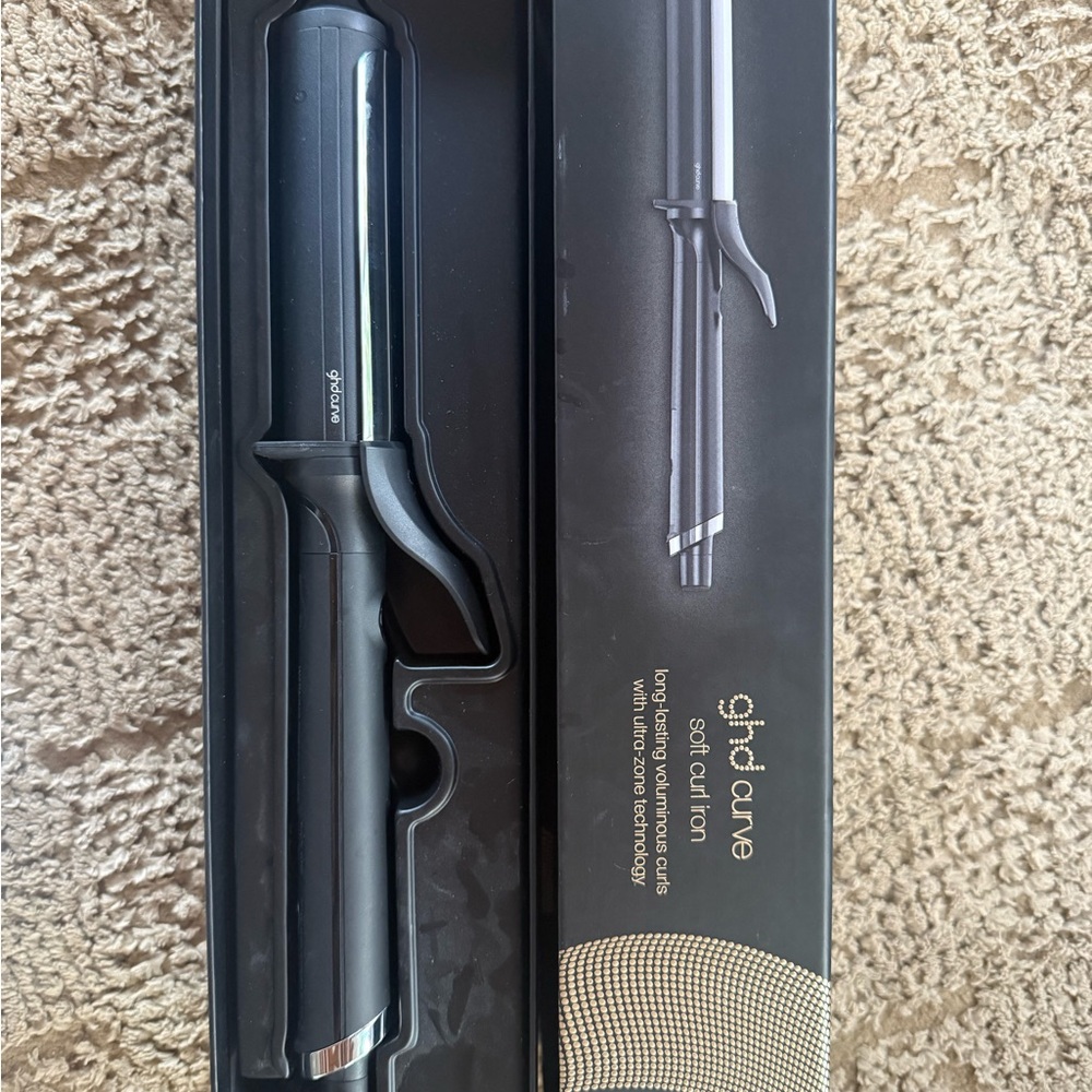 ghd Curve Soft Curl Iron in Black and Silver